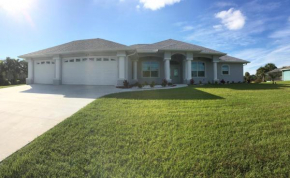 Florida Secret - Private Villa with heated pool - sleeps 8